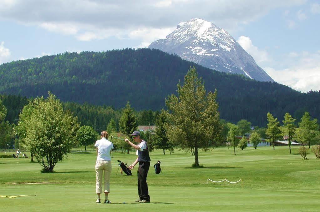 Landhaus Am Golfplatz 蒂罗尔-泽费尔德 外观 照片